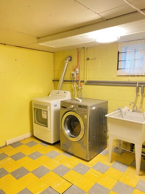 A laundry room with a washing machine, dryer, and sink. - cozy three bedroom detached house with free parking (Toronto)