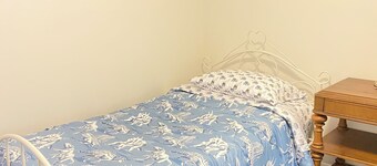 cozy three bedroom detached house with free parking