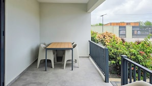 Outdoor dining - Vrbo Property (Willemstad)
