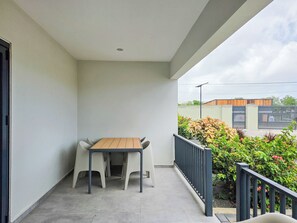 Outdoor dining - Vrbo Property (Willemstad)