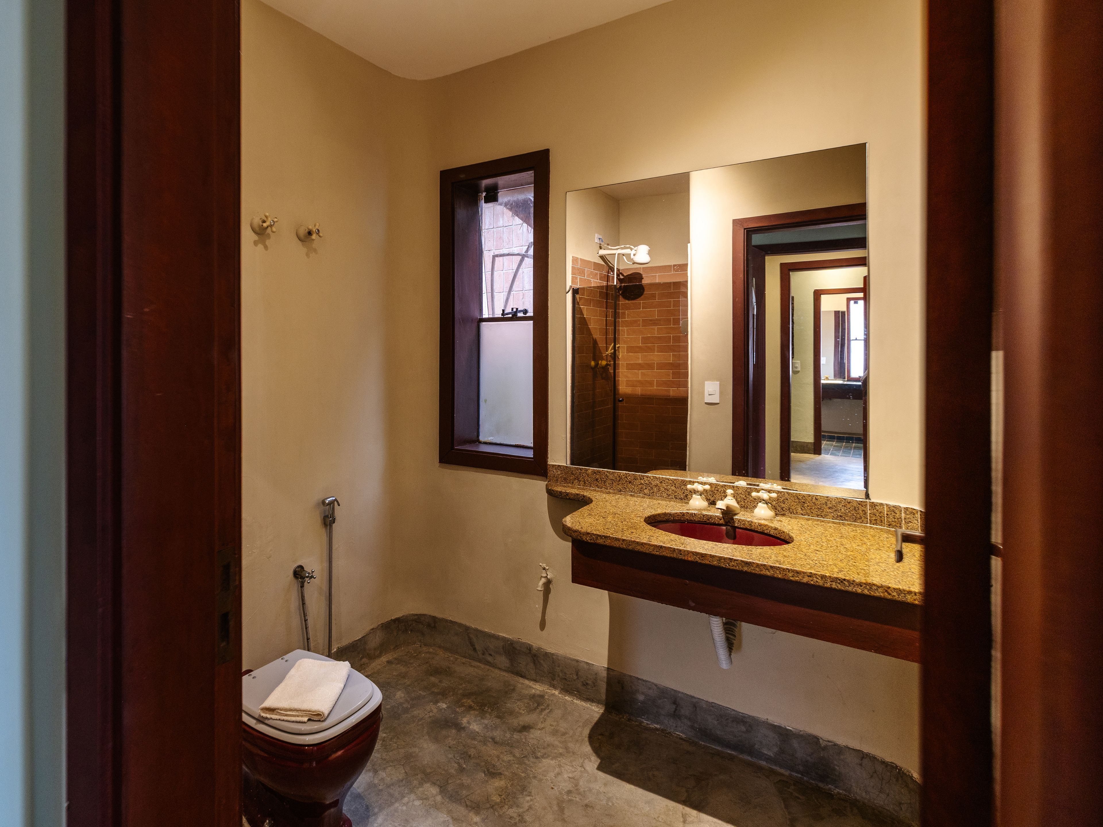 Un baño con inodoro, lavamanos y ducha.