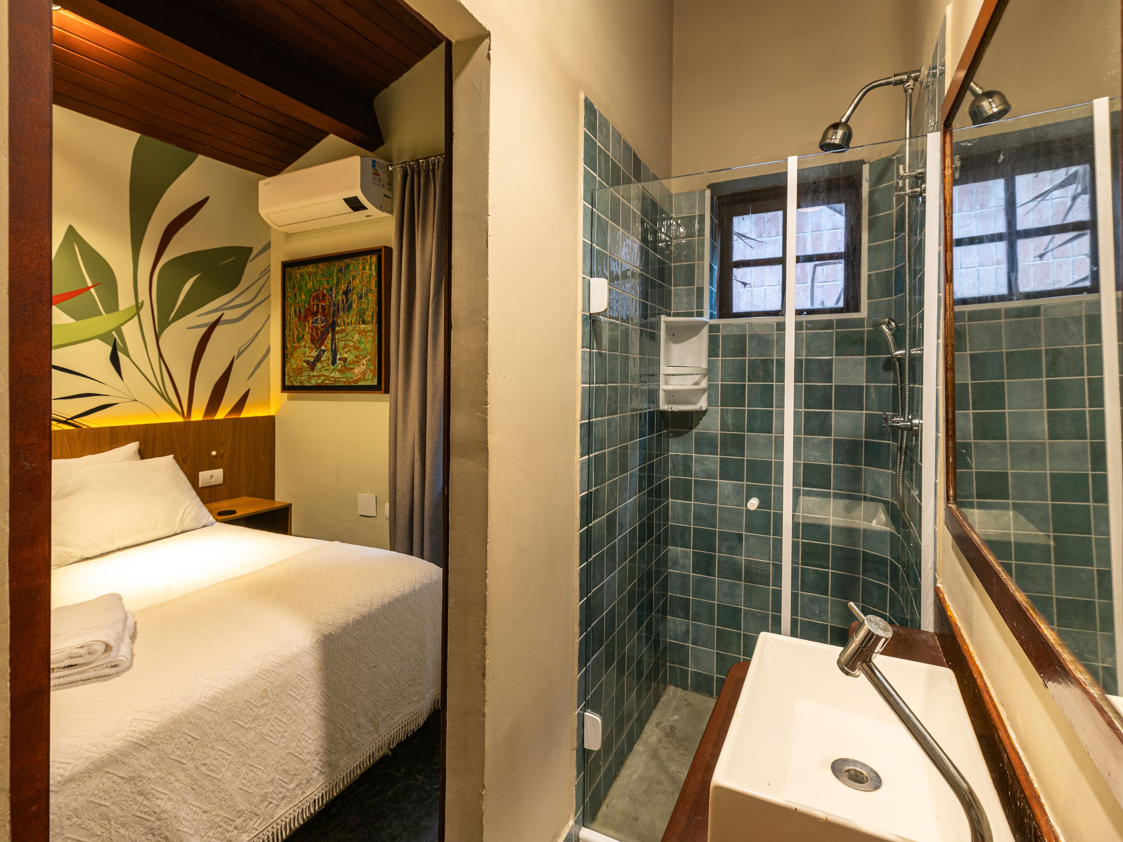 Double Room, 1 Queen Bed, Private Bathroom | WiFi (free)