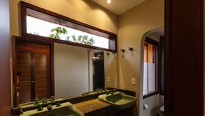 Habitación triple, baño privado | Baño