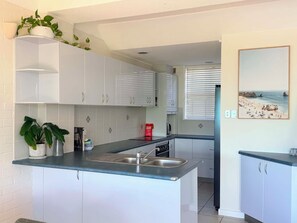 Private kitchen - Oceanview Villa, Airlie Beach (Airlie Beach)