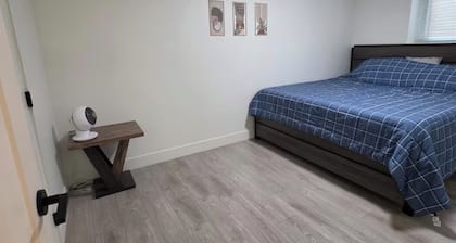 Peaceful 2-bedroom private suite with AC in lovely Surrey
