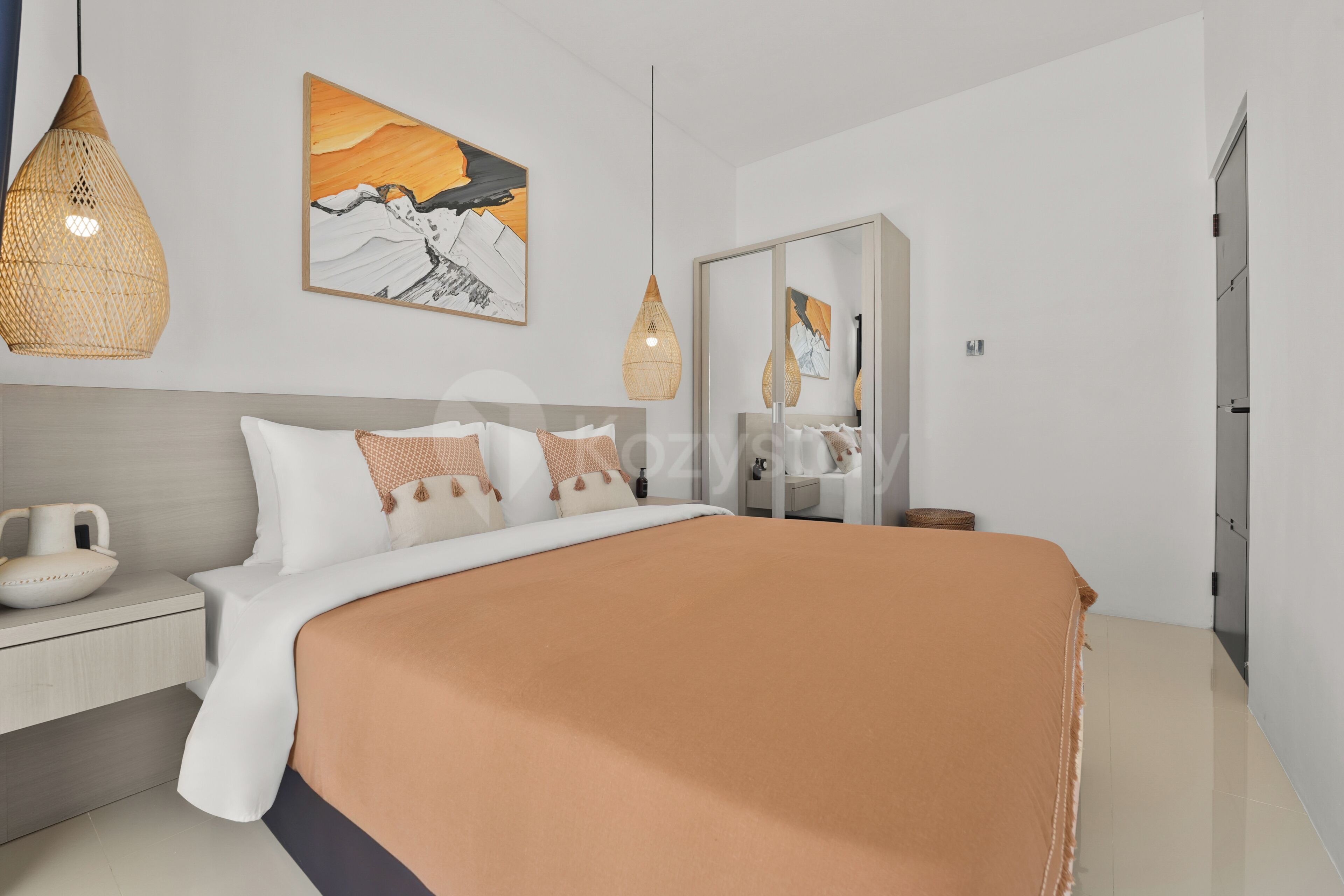Ein modernes Schlafzimmer mit Bett, Nachttisch und Kunstwerk an der Wand.