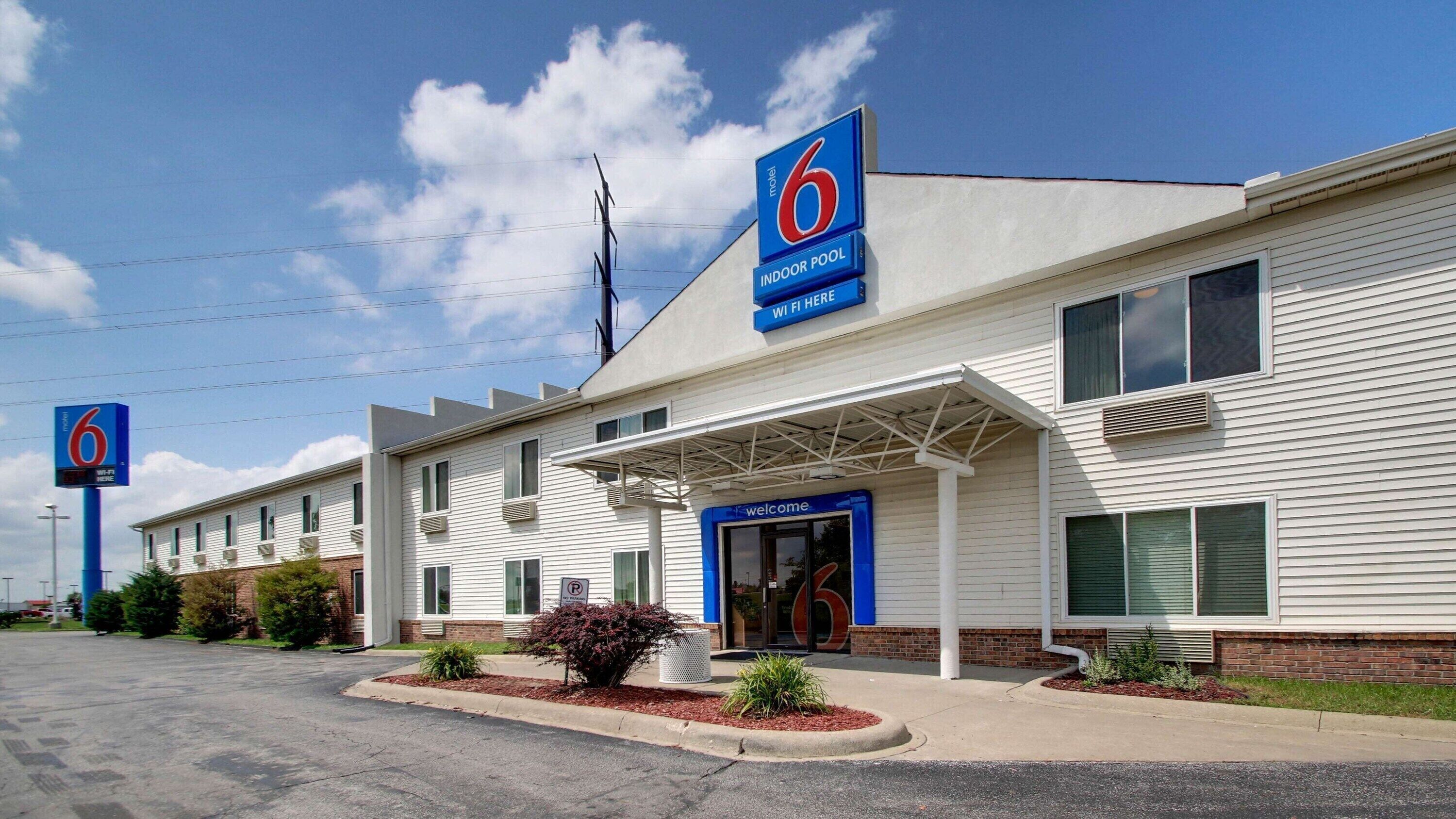 Un motel con un letrero que indica piscina techada y acceso a Wi-Fi.