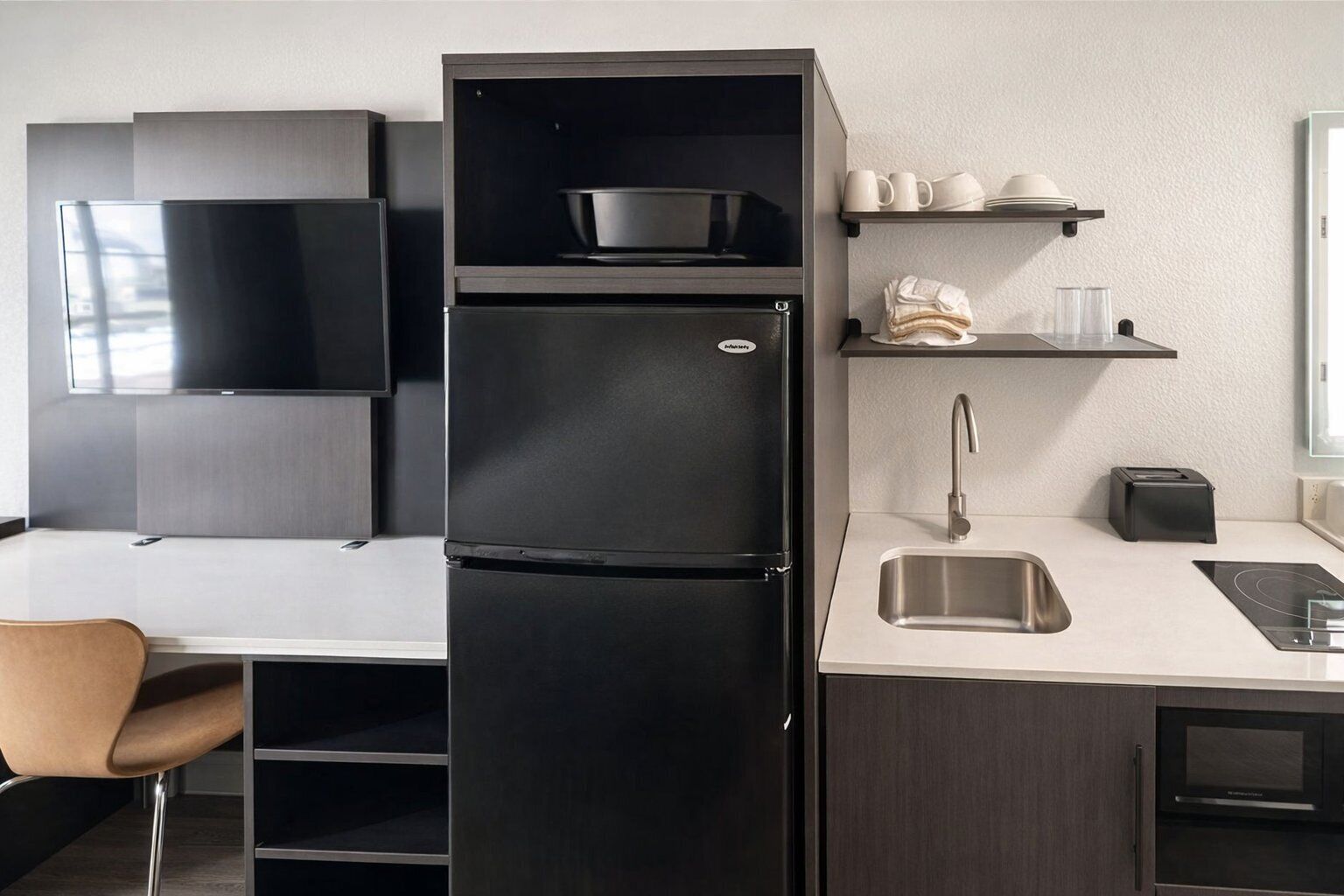 Coffee/tea maker, fridge, microwave, stovetop