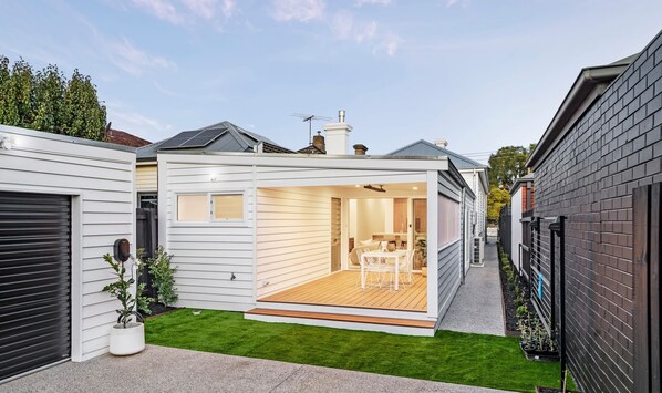 Outdoor dining - Luxury heritage home in Williamstown – walk to beach, village & train (Williamstown)