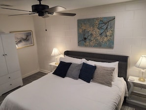 2 bedrooms, iron/ironing board, WiFi, bed sheets - Slip Away to the Honeysuckle Hideaway! Downtown Natchez (Natchez)