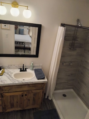 Shower, hair dryer, bidet, towels - Slip Away to the Honeysuckle Hideaway! Downtown Natchez (Natchez)