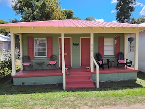 A small house with a porch, two doors, and a number '625' on the wall. - Slip Away to Honeysuckle Hideaway! Free Wine & 5 off Horse Drawn Carriage Ride (Natchez)