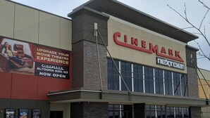 Un cinéma CINEMARK NEXTGEN avec une grande enseigne annonçant une amélioration de l’expérience cinématographique.