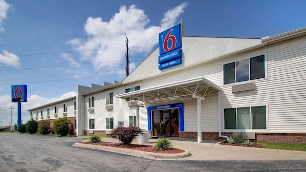 Un motel avec un panneau indiquant la présence d’une piscine intérieure et d’un accès Wi-Fi.