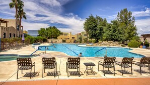 A swimming pool with lounge chairs and a clear sky. - Cozy 2-bedroom condo with AC in serene Tubac (Tubac)