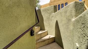 Eine Betontreppe mit Metallgeländer und einem Vorhängeschloss.