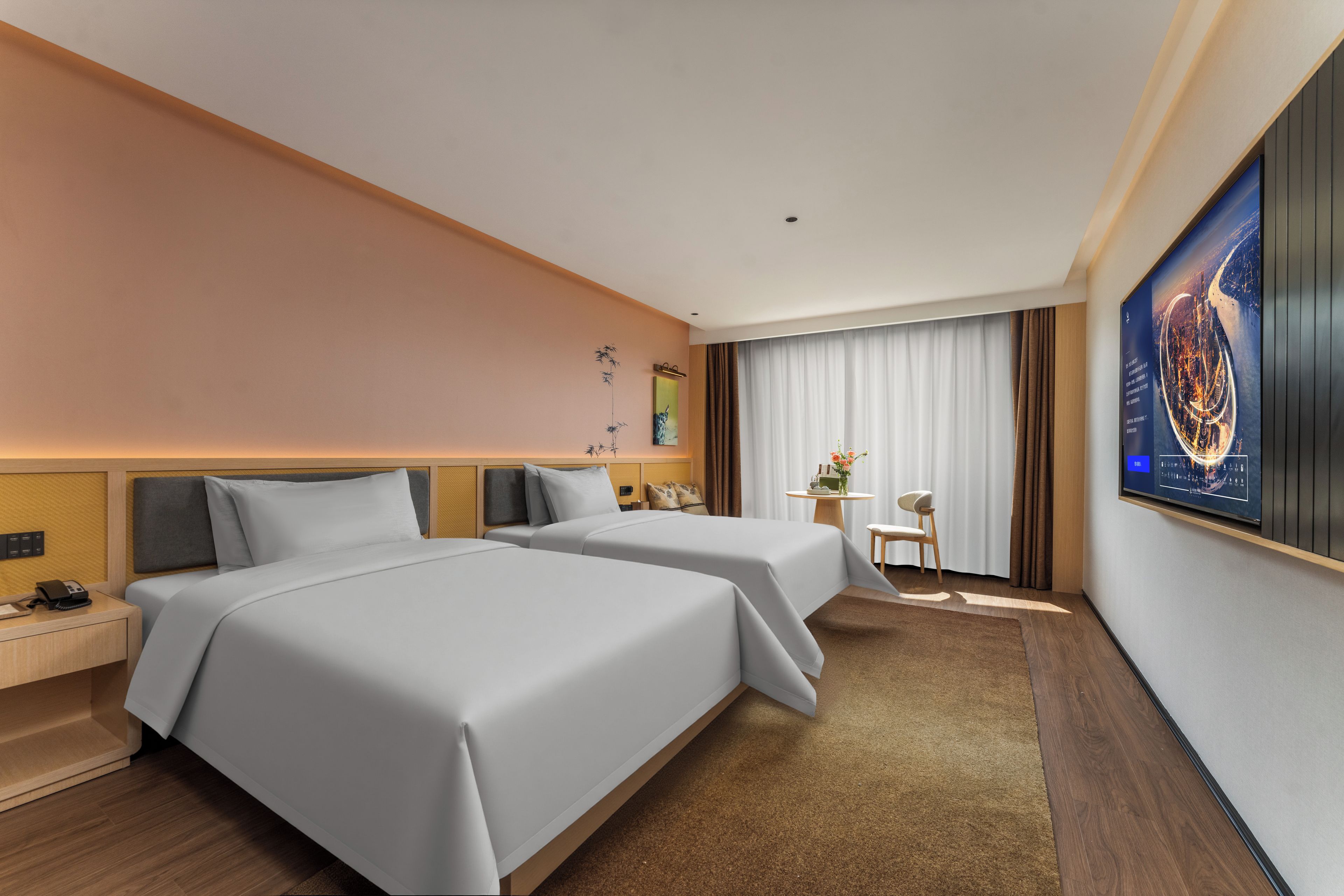 Habitación de hotel con dos camas, un escritorio, una silla, un televisor y un ventanal con cortinas.