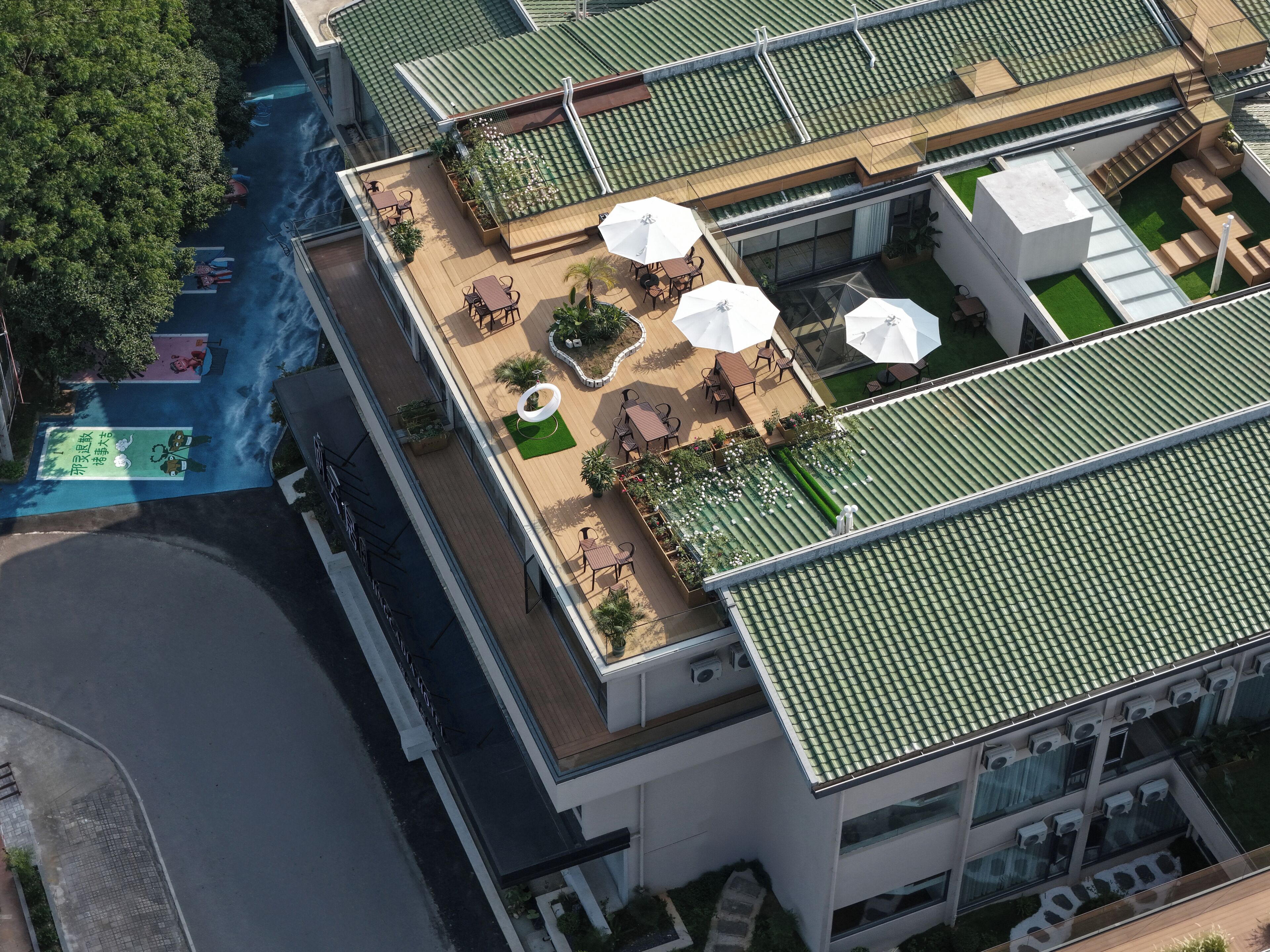 Terraza en la azotea con mobiliario exterior, sombrillas y piscina.