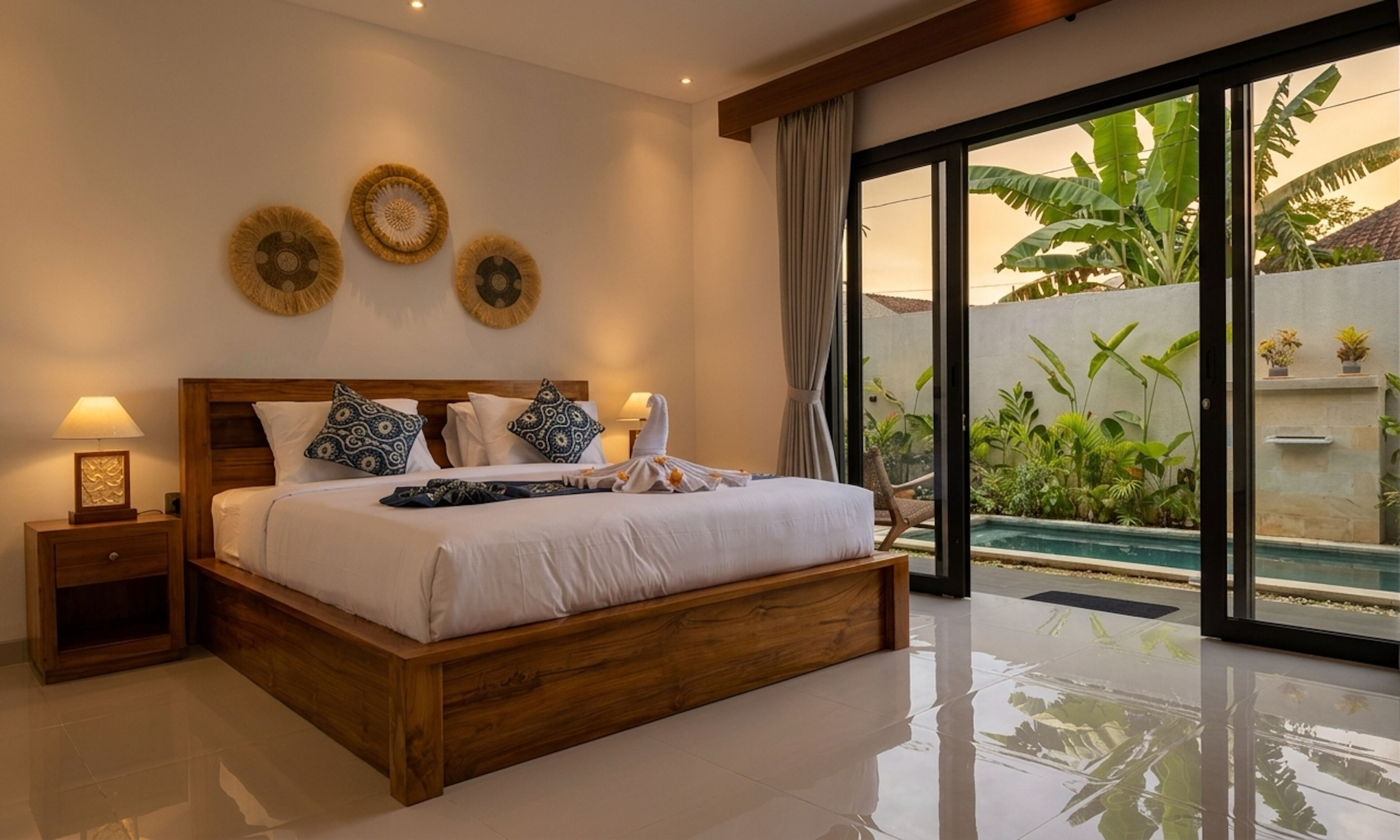Un dormitorio con una cama grande, lámparas de noche y decoración mural.