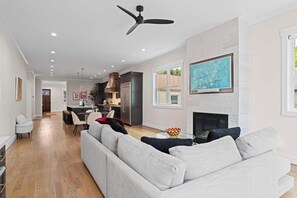 Living area - NEW Luxe 7BR Sleeps 20 - Hot Tub - 13 Min Downtown (Atlanta)