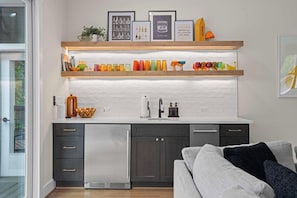 Interior - NEW Luxe 7BR Sleeps 20 - Hot Tub - 13 Min Downtown (Atlanta)