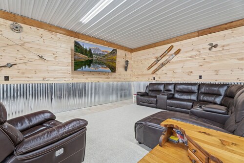 Private Cayuga Lakefront Escape/Gameroom/300ft Private Beach/Kayaks and more!
