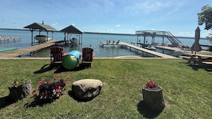 Un parco sul lago con moli di legno, un'area giochi per bambini e tavoli da picnic.
