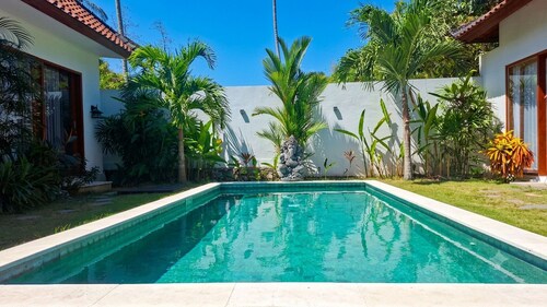 Luxury 3BR Villa Saphira with Private Pool, 3 Min to Selong Belanak Beach