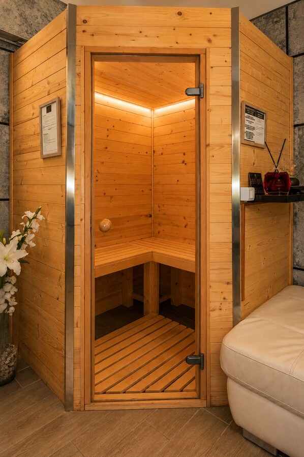A sauna room with wooden walls and a bench. - The Spa Suite City Relax By RHR (ROMA)