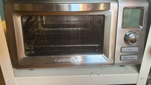 En Cuisinart-ugn med en digital display och knappar för att styra funktionerna.