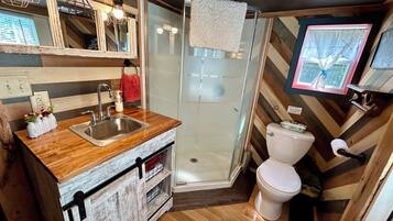 Douche, serviettes fournies, savon, papier de toilette