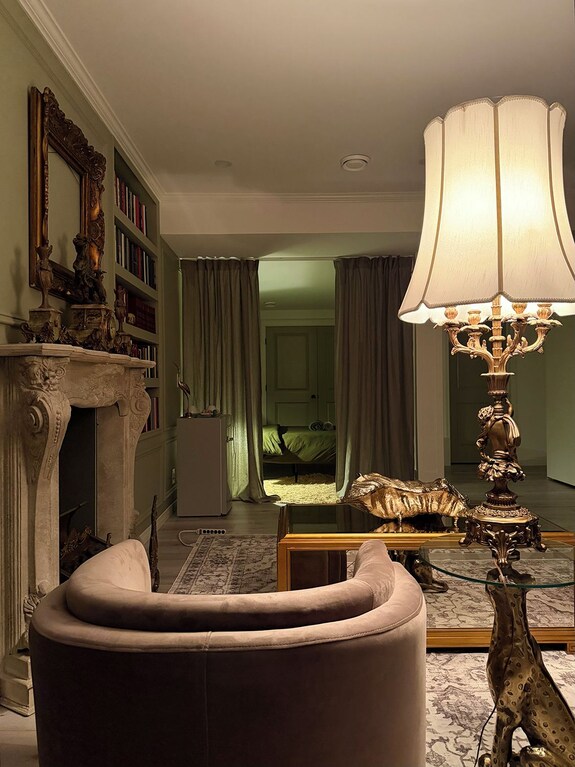 Stay At A Remarkable English Chateau Style With A View & Full Optional Services. - カルガリー