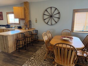 Dining - End of the Road guesthouse: peaceful 1-bedroom in Craig (Craig)