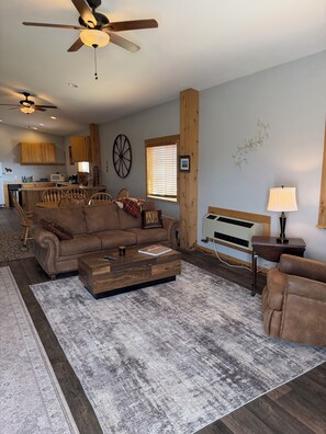 Living area - End of the Road guesthouse: peaceful 1-bedroom in Craig (Craig)