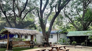 Outdoor dining - Cozy 3-bedroom Private Tropical bungalow in fantastic Calatagan with AC (Calatagan)