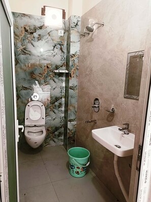 Phòng đôi Tiêu chuẩn, quang cảnh vườn | Phòng tắm | Giấy vệ sinh 