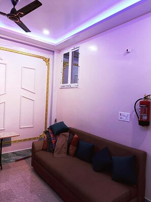 Phòng Suite tiện nghi đơn giản, quang cảnh vườn | Khu phòng khách