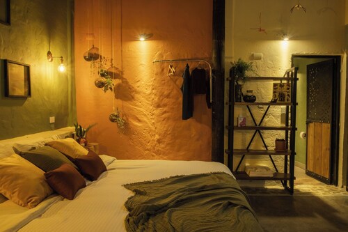 Rustic Cabin: waterfall trail, hot tub, projector, steps from Jericó