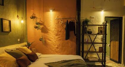 Rustic Cabin: waterfall trail, hot tub, projector, steps from Jericó