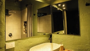 Unclassified image, 3 of 11, button - Rustic Cabin: waterfall trail, hot tub, projector, steps from Jericó (Jericó)