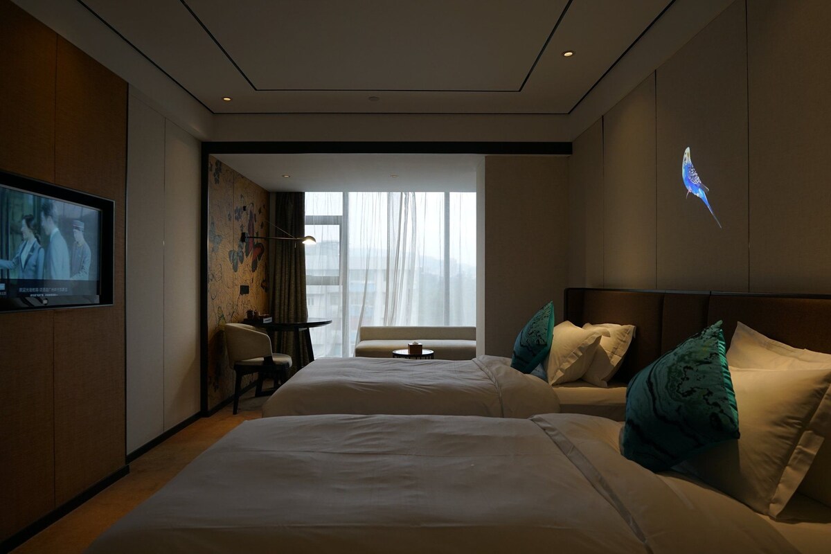 Quarto casal luxo | Cofres nos quartos, cortinas blackout, ferros/tábuas de passar roupa