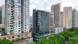 Un edificio alto con varios pisos, ventanas grandes y balcones.