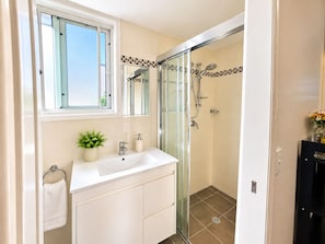 Unclassified image, 4 of 16, button - 1Bed 1Bath Ground floor West End (West End)