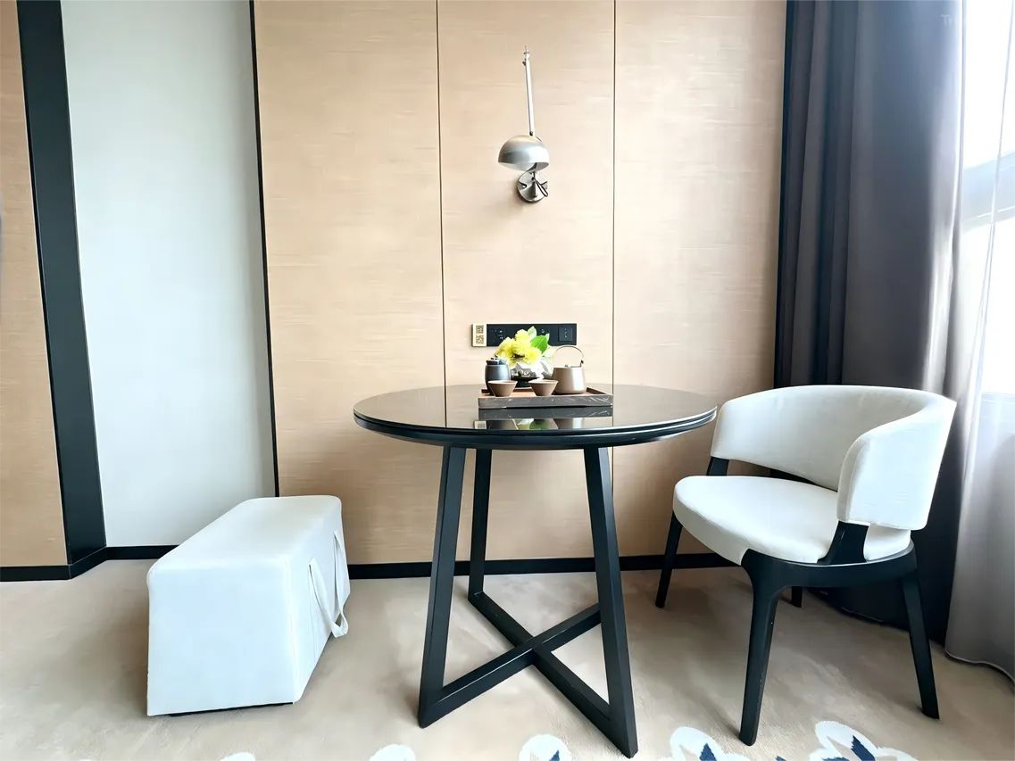 Luxury Double Room, City View | Dining