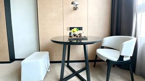 Phòng đôi Cao cấp, quang cảnh thành phố | Khu ăn uống