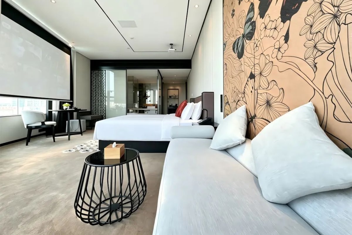 Luxe kamer, 1 kingsize bed, uitzicht op de stad | Een bureau, een laptopwerkplek, verduisterende gordijnen, gratis wifi