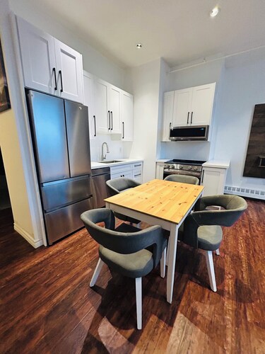 Modern Urban Apartment | Fully Equipped & Clean Stay