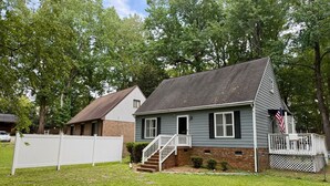 Exterior - Duke Medical District Stay House FenceYard (Durham)