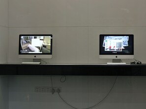 Two monitors displaying images of hotel rooms. - Paco Hotel Ouzhuang Metro Guangzhou (Guangzhou)