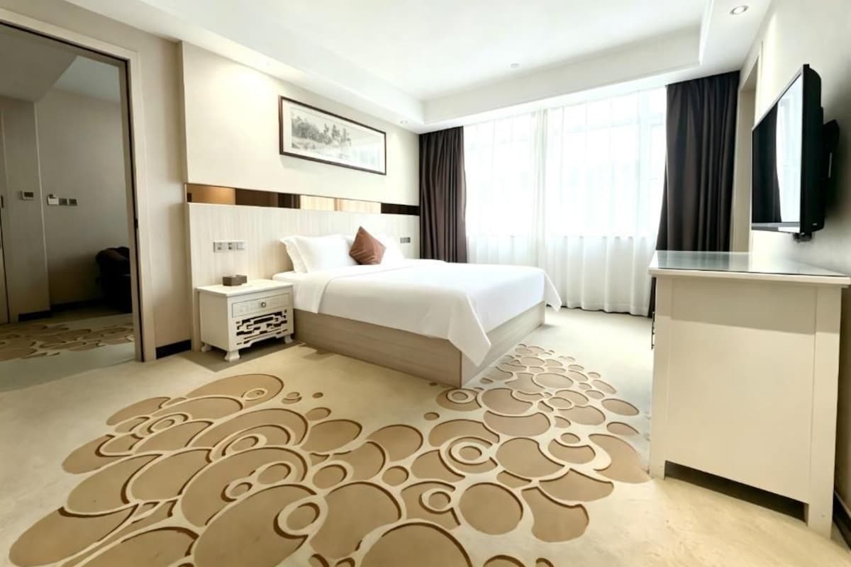 Suite Deluks, pemandangan kota | Kedap suara, setrika/meja setrika, dan Wi-Fi gratis